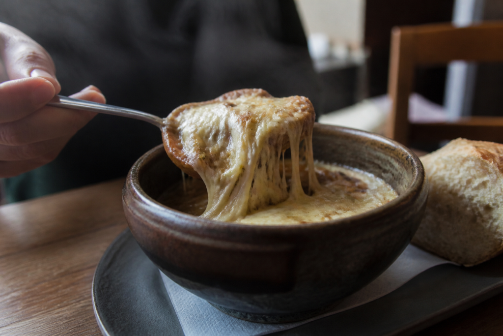 Bol fumant couvert de fromage filant et pain