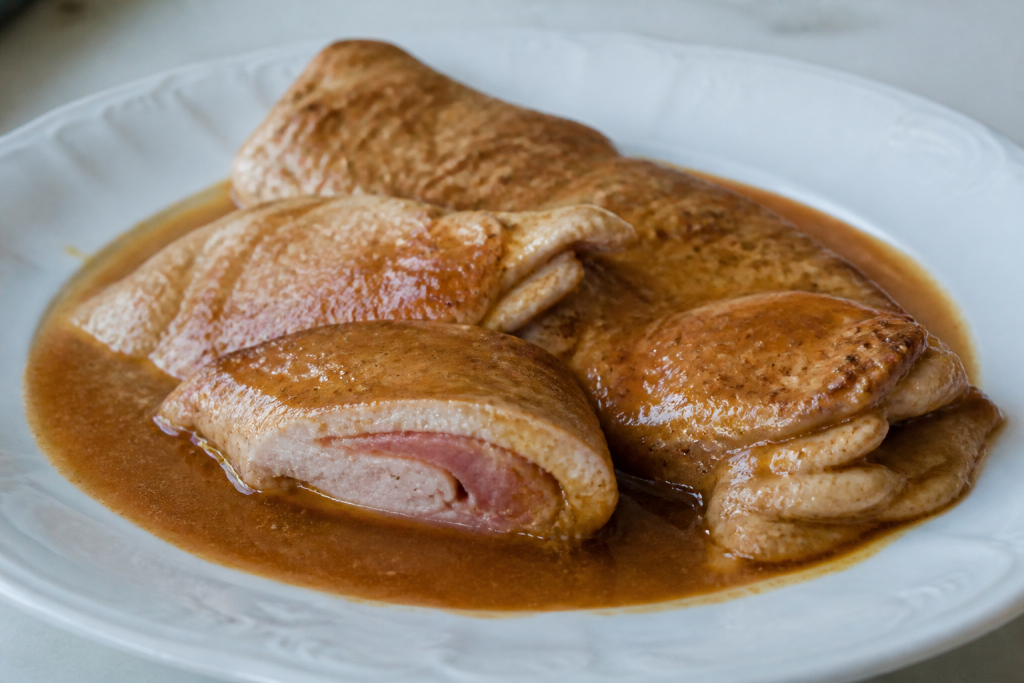 Escalopes de veau fines et farcies sur sauce brune