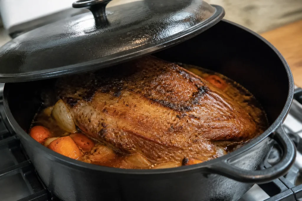 Viande rotie doree dans un plat en fonte couvert